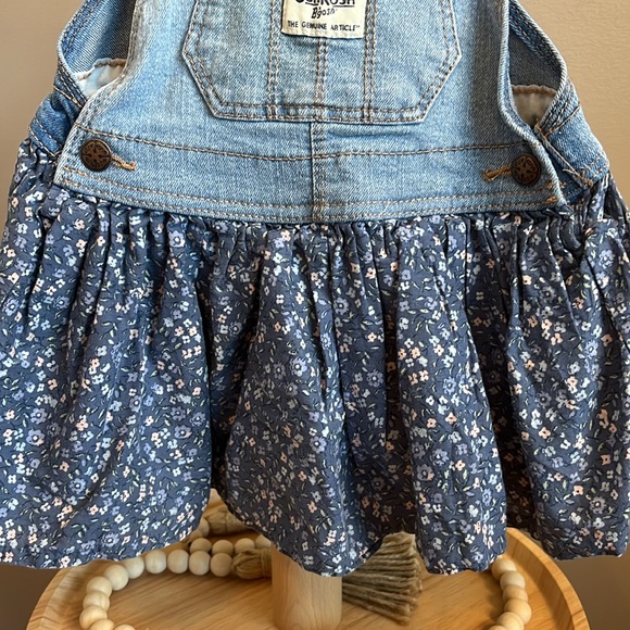 ⭐️⭐️PICK 5 / $20 OshKosh Toddler Girl Denim Overall Dress with Floral Design 18M - Picture 3 of 5